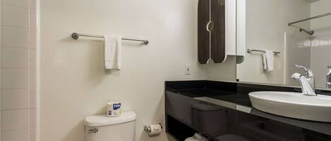 Une salle de bain moderne avec des toilettes, un lavabo et un miroir.