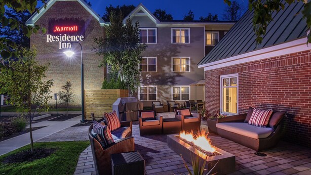 A Marriott Residence Inn with a patio area featuring outdoor furniture and a fire pit. - Residence Inn by Marriott Hanover Lebanon (Lebanon)