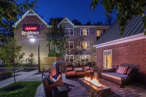 A Marriott Residence Inn with a patio area featuring outdoor furniture and a fire pit. - Residence Inn by Marriott Hanover Lebanon (Lebanon)
