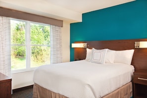 1 Schlafzimmer, hochwertige Bettwaren, Schreibtisch