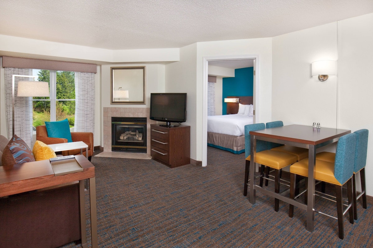 Suite, 1 Double Bed | Living room | 37-inch flat-screen TV with cable channels, TV
