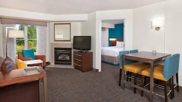 Suite, 1 Double Bed | Living room | 37-inch flat-screen TV with cable channels, TV