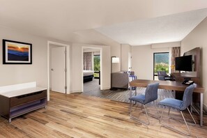 Caja de seguridad en la habitación y escritorio