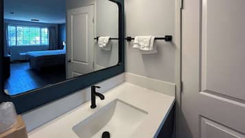 Een haardroger, handdoeken