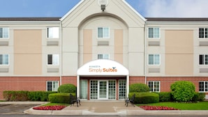 Entrada de un hotel con un letrero que dice "SONESTA Simply Suites".