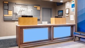 Ein Empfangsschalter mit modernem Design, einem digitalen Display und einer Check-in-Theke.