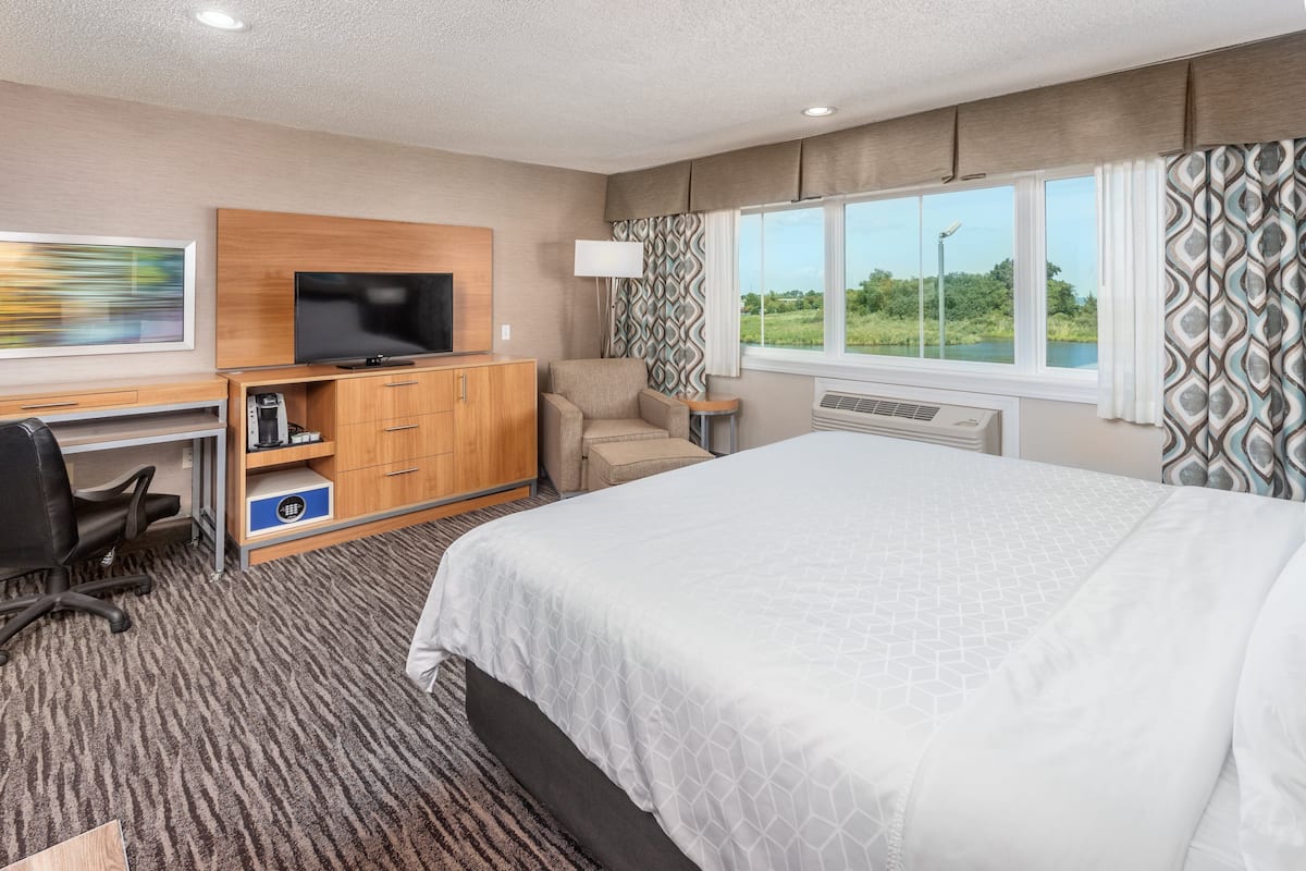 Standard Room, 1 King Bed (Extra Floor Space) | Premium bedding, in-room safe, desk, iron/ironing board