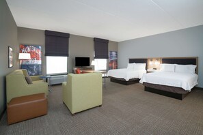 Two queen beds studio suite non smoking | Caja fuerte, escritorio, espacio para trabajar con un portátil