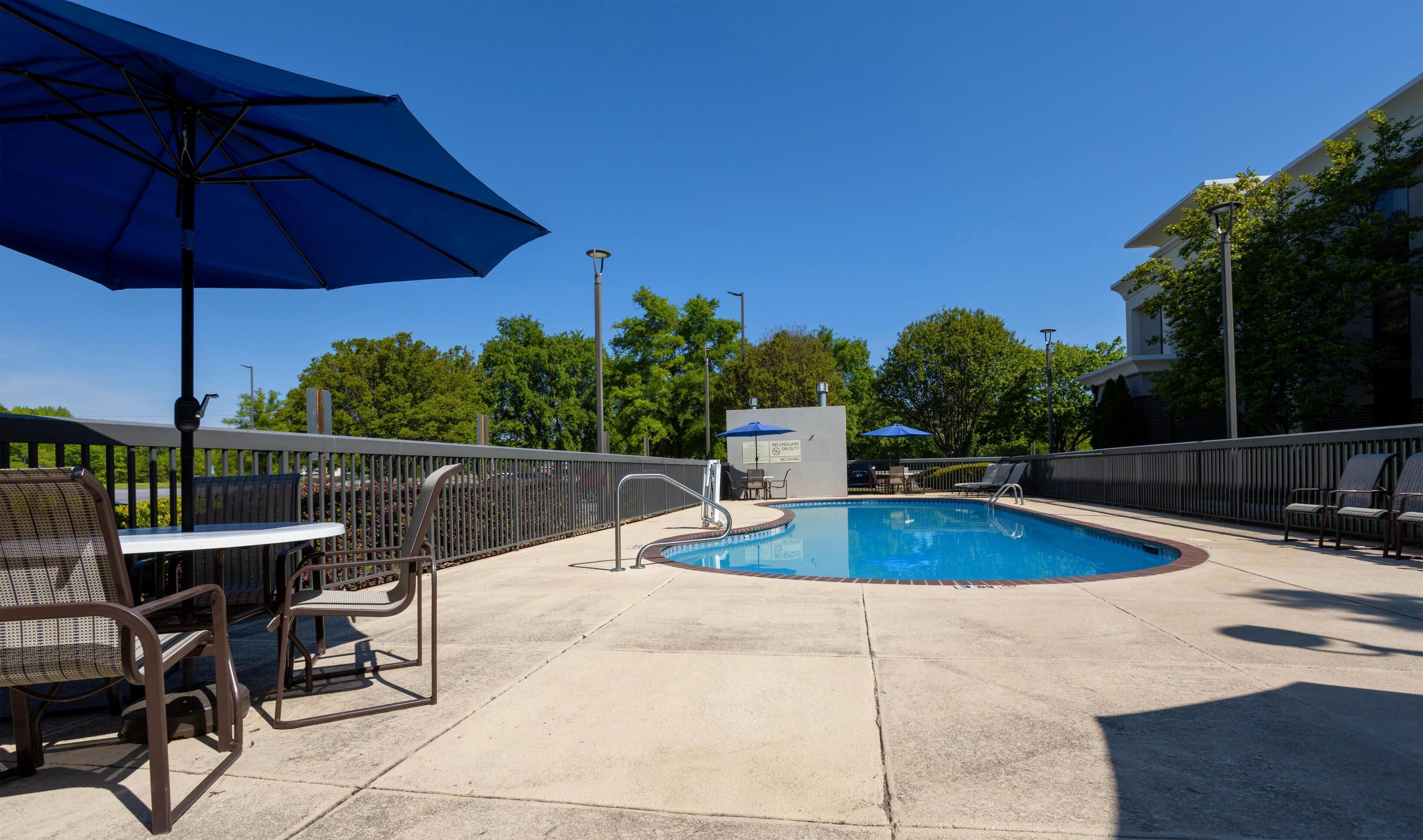 Piscine extérieure, parasols de plage, chaises longues