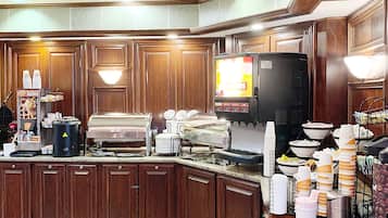 Une cuisine spacieuse dotée de meubles en bois, d’une machine à café et de divers appareils de cuisine.