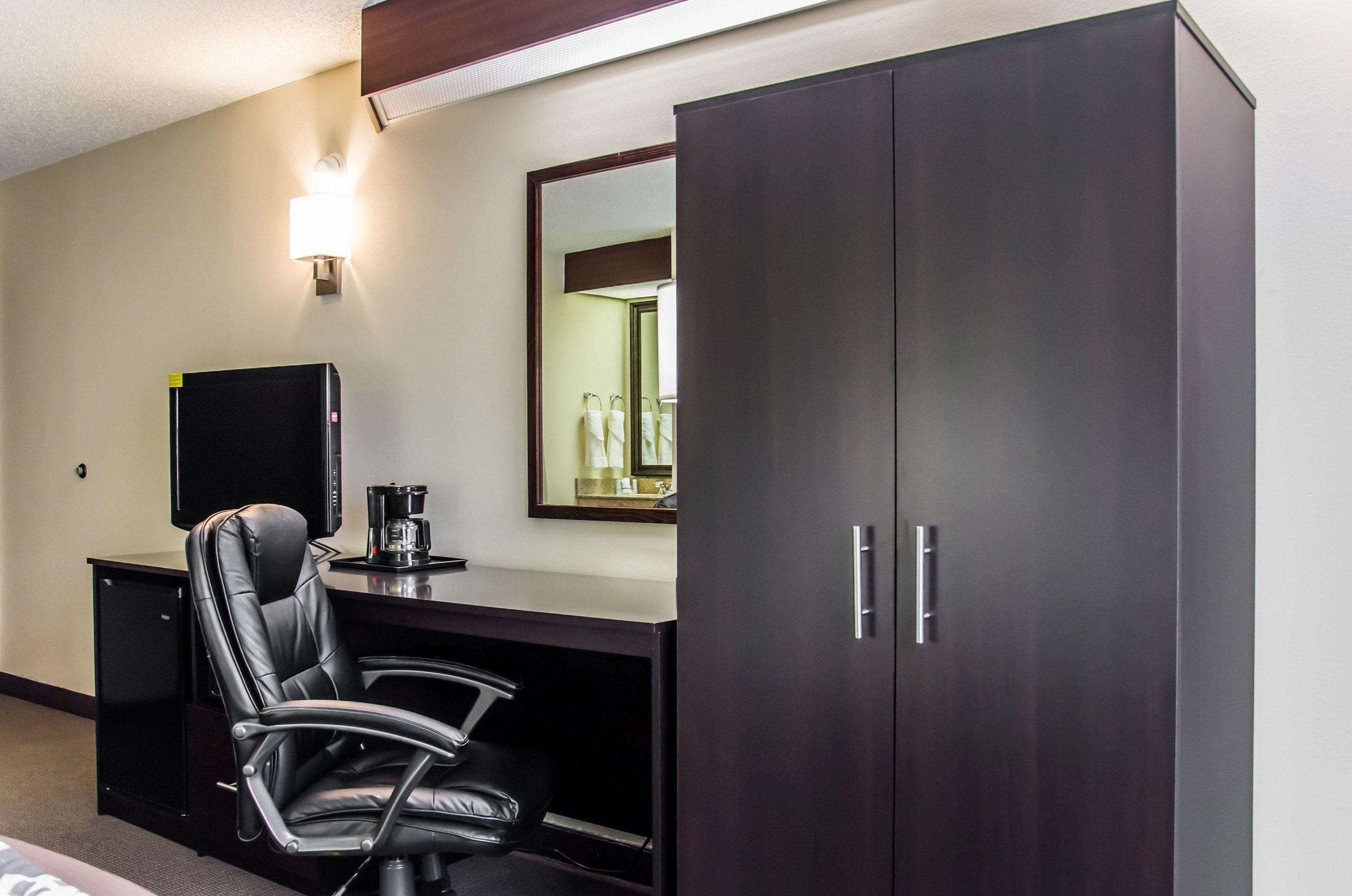 Caja de seguridad en la habitación y escritorio 