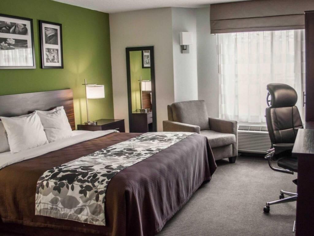 مكتب ومساحة عمل للكمبيوتر المحمول وستائر تعتيم ومكواة/لوح كي