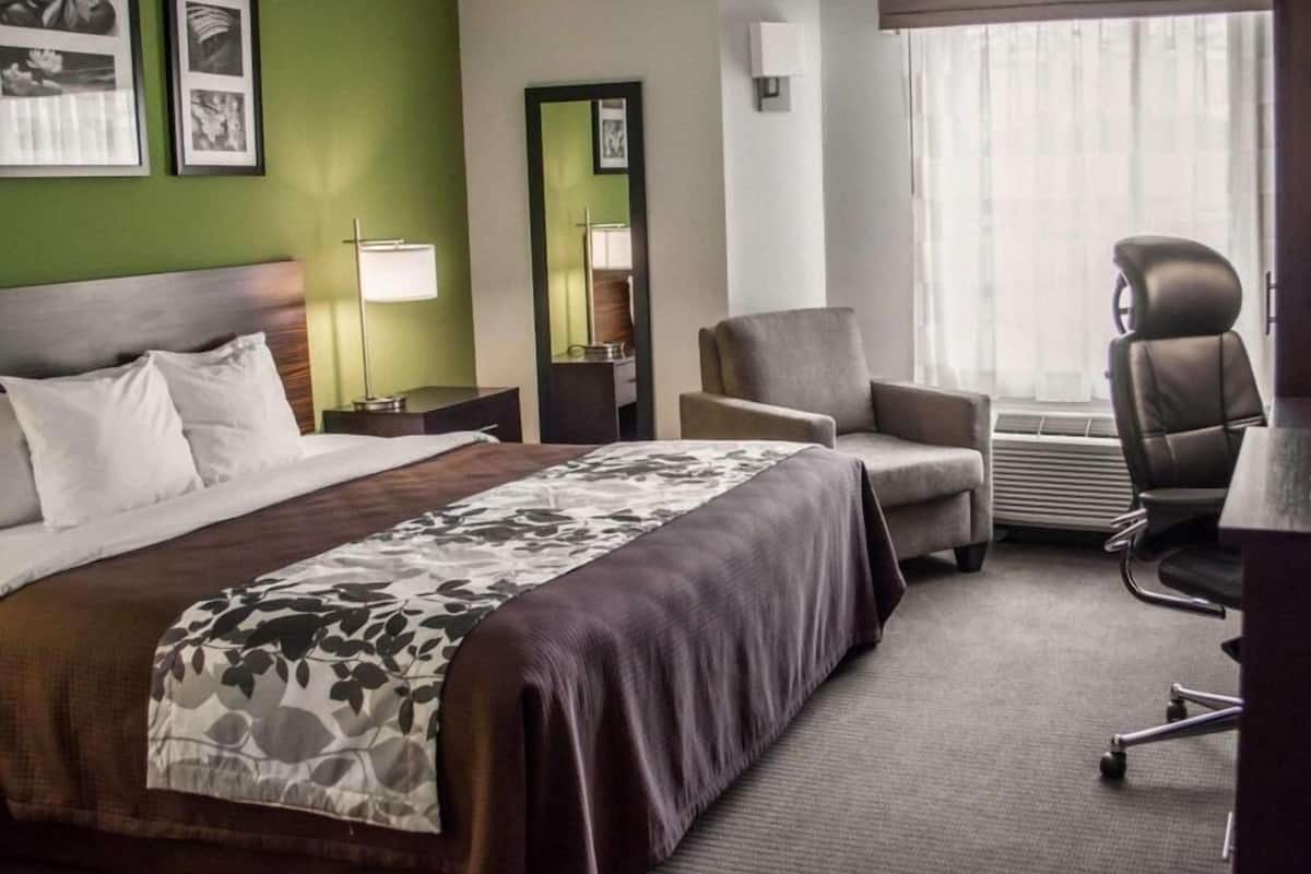 Escritorio, espacio para trabajar con laptop y cortinas blackout