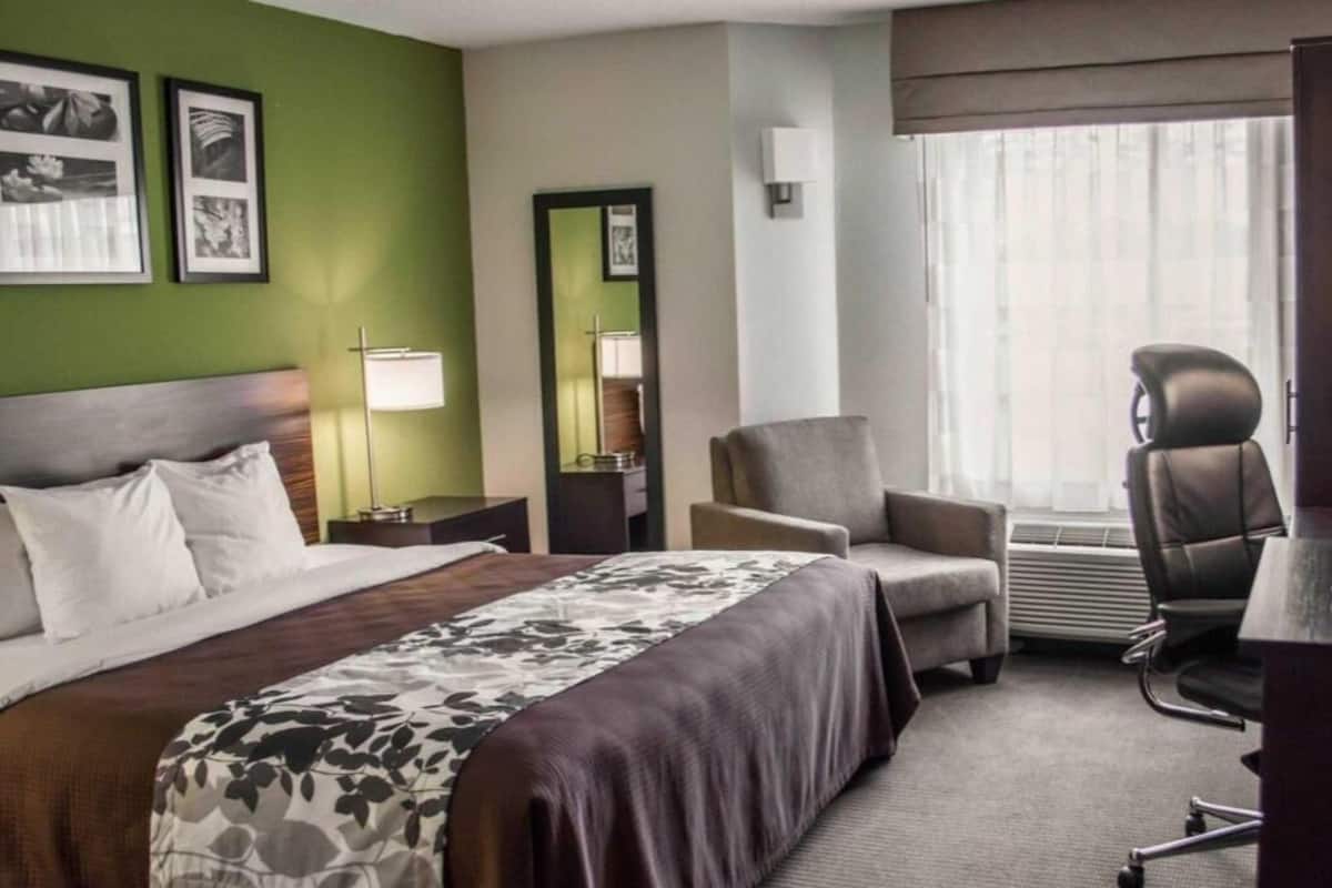 Escritorio, espacio para trabajar con laptop y cortinas blackout