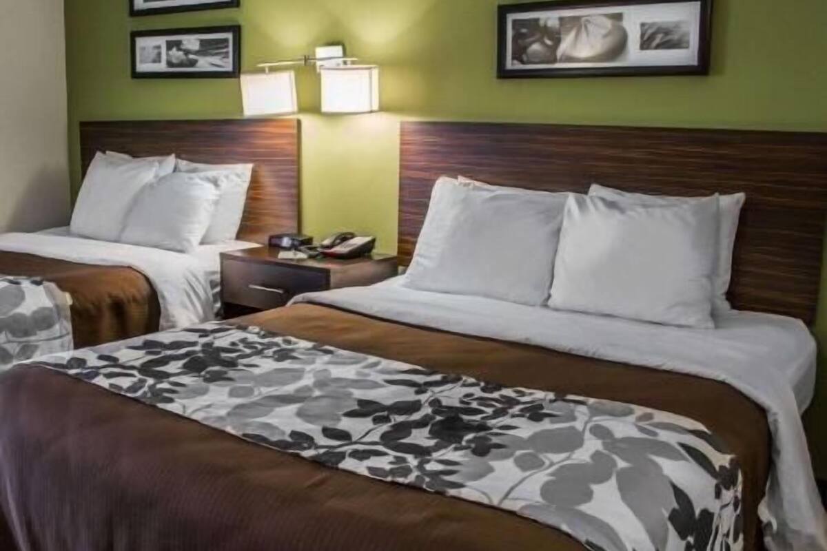 Escritorio, espacio para trabajar con laptop y cortinas blackout