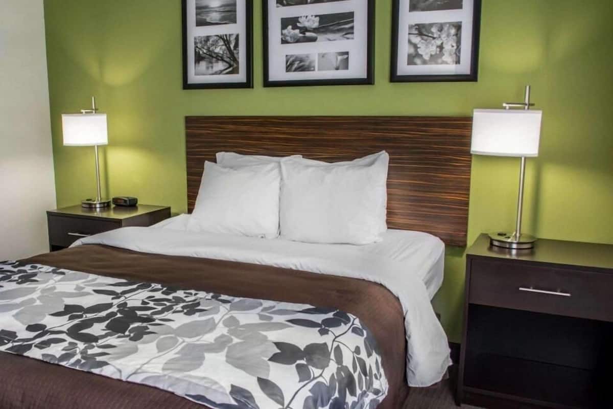 Escritorio, espacio para trabajar con laptop y cortinas blackout