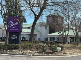 Señal de Sleep Inn, con piscina interior de 220 metros.