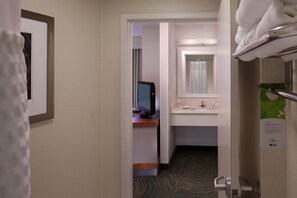 Combined shower/bathtub, hair dryer, towels
