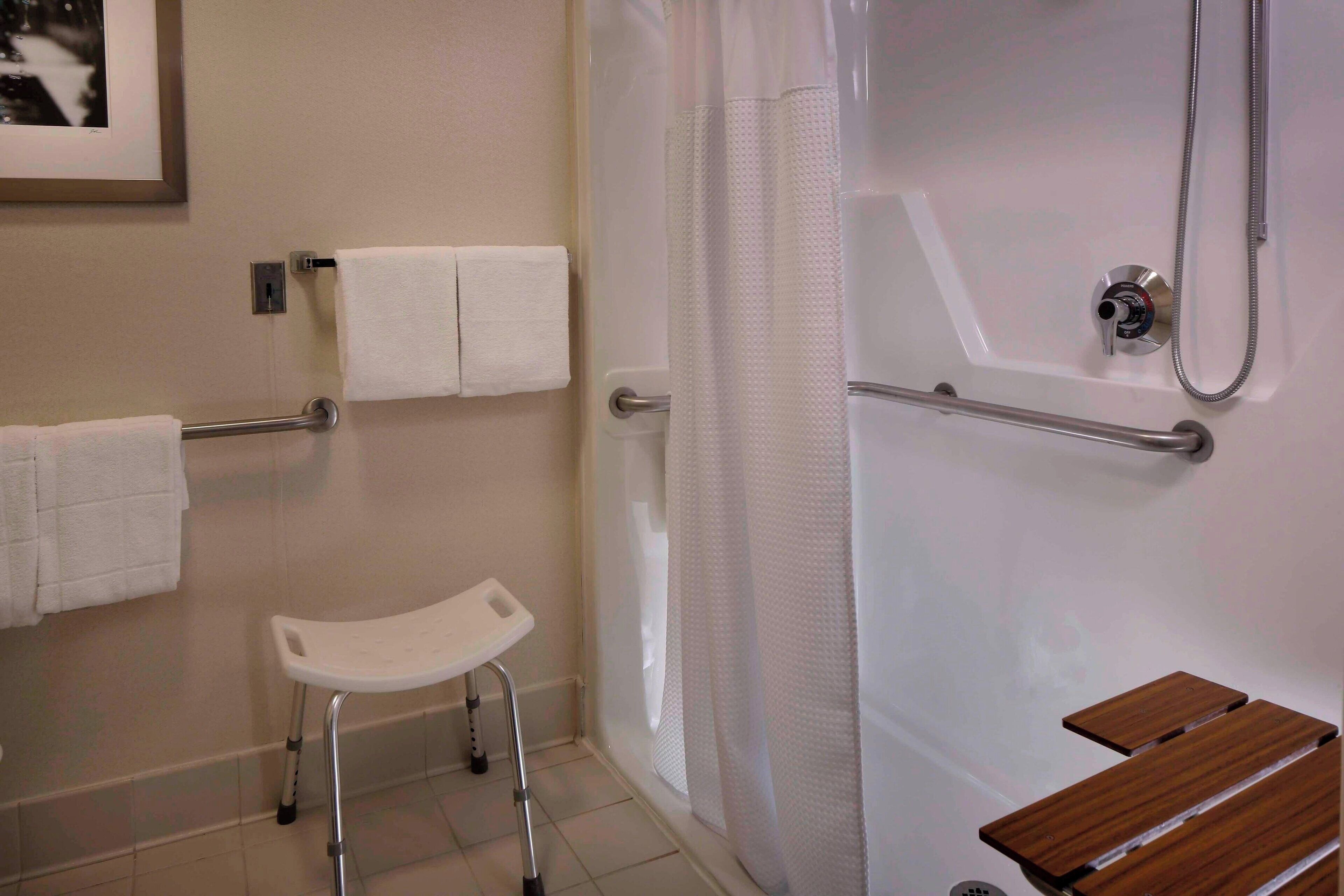 combined shower/bathtub, hair dryer, towels