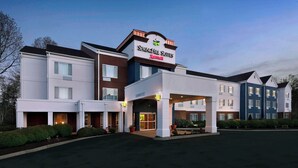 A Springhill Suites Marriott hotel with a modern facade, multiple entry points, and a parking lot. - Springhill Suites by Marriott Mystic Waterford (Quaker Hill)