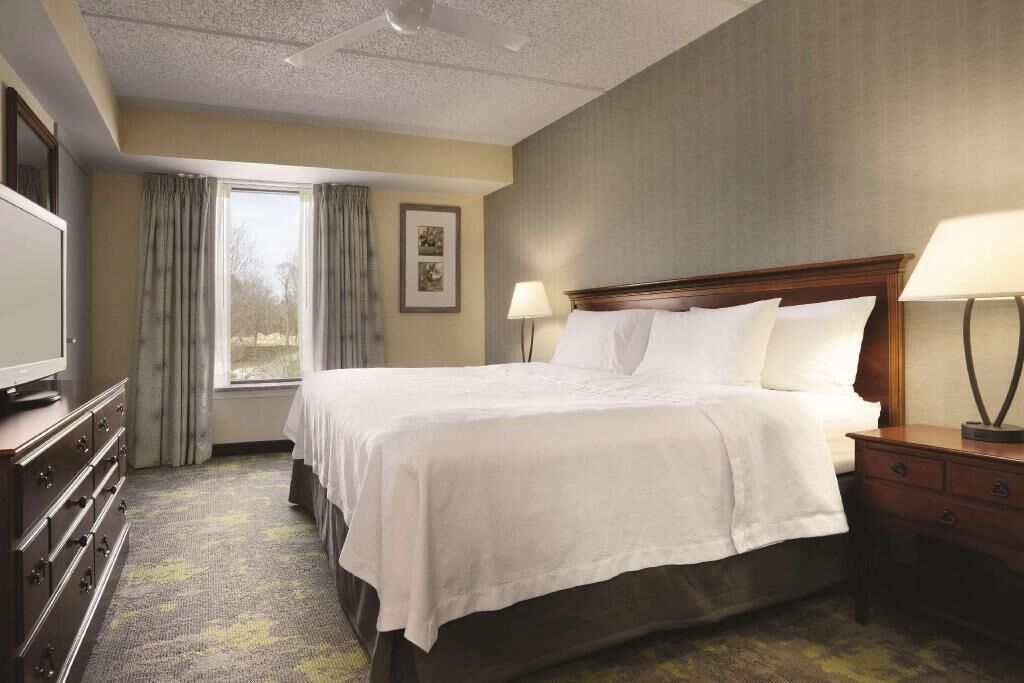 Premium bedding, in-room safe, laptop workspace, blackout drapes