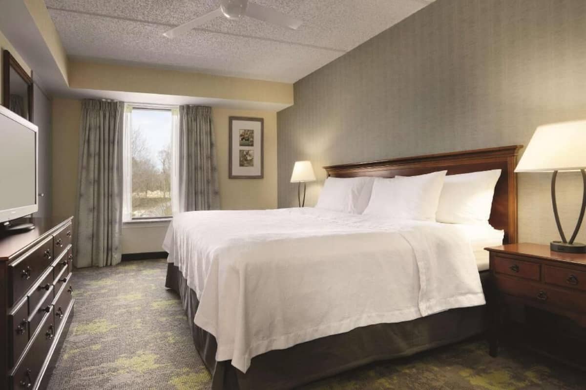 Premium bedding, in-room safe, laptop workspace, blackout curtains