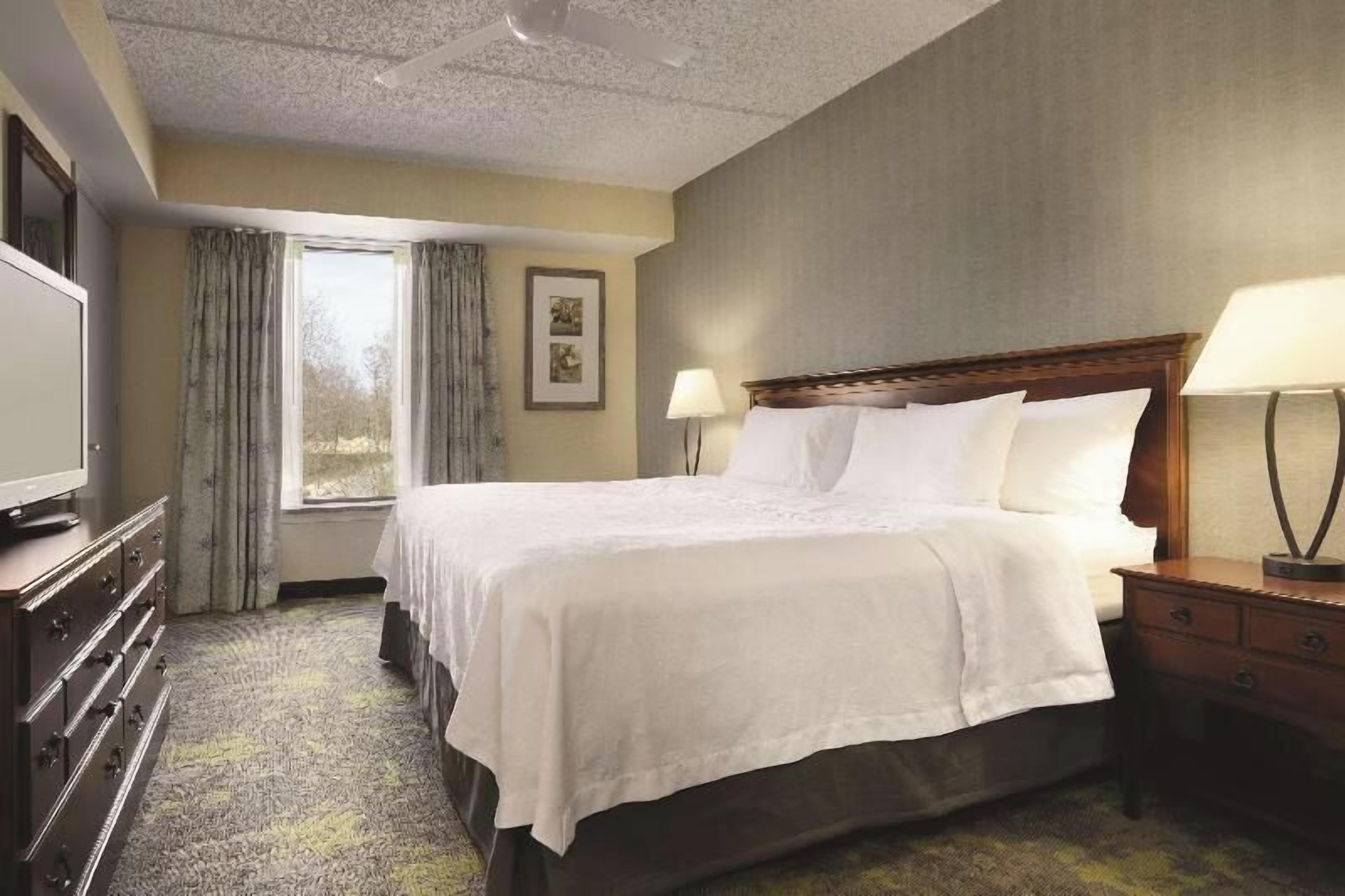 Premium bedding, in-room safe, laptop workspace, blackout drapes