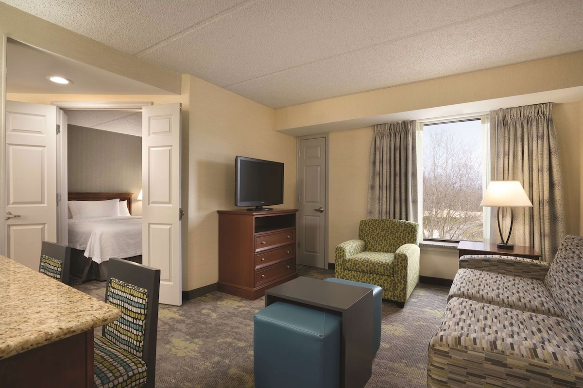 Premium bedding, in-room safe, laptop workspace, blackout curtains