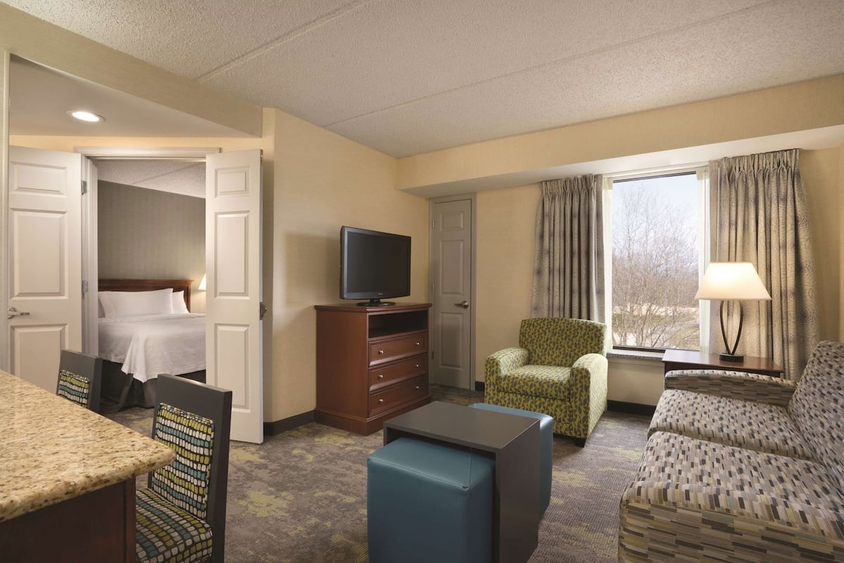 Premium bedding, in-room safe, laptop workspace, blackout curtains