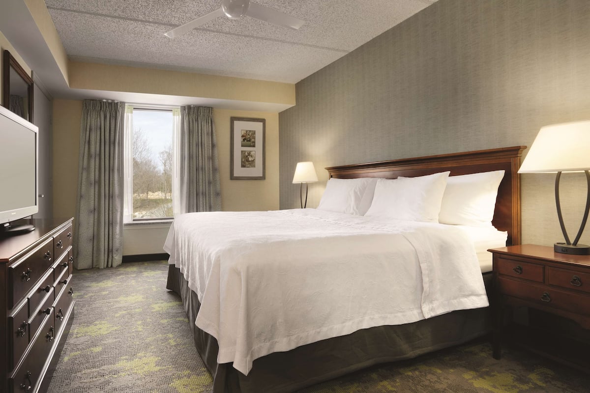 Premium bedding, in-room safe, laptop workspace, blackout curtains