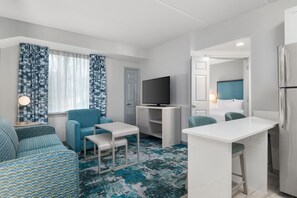 Suite Premier, 2 chambres, 2 salles de bains | Aire de séjour | Téléviseur ACL de 37 po avec télévision par câble, téléviseur
