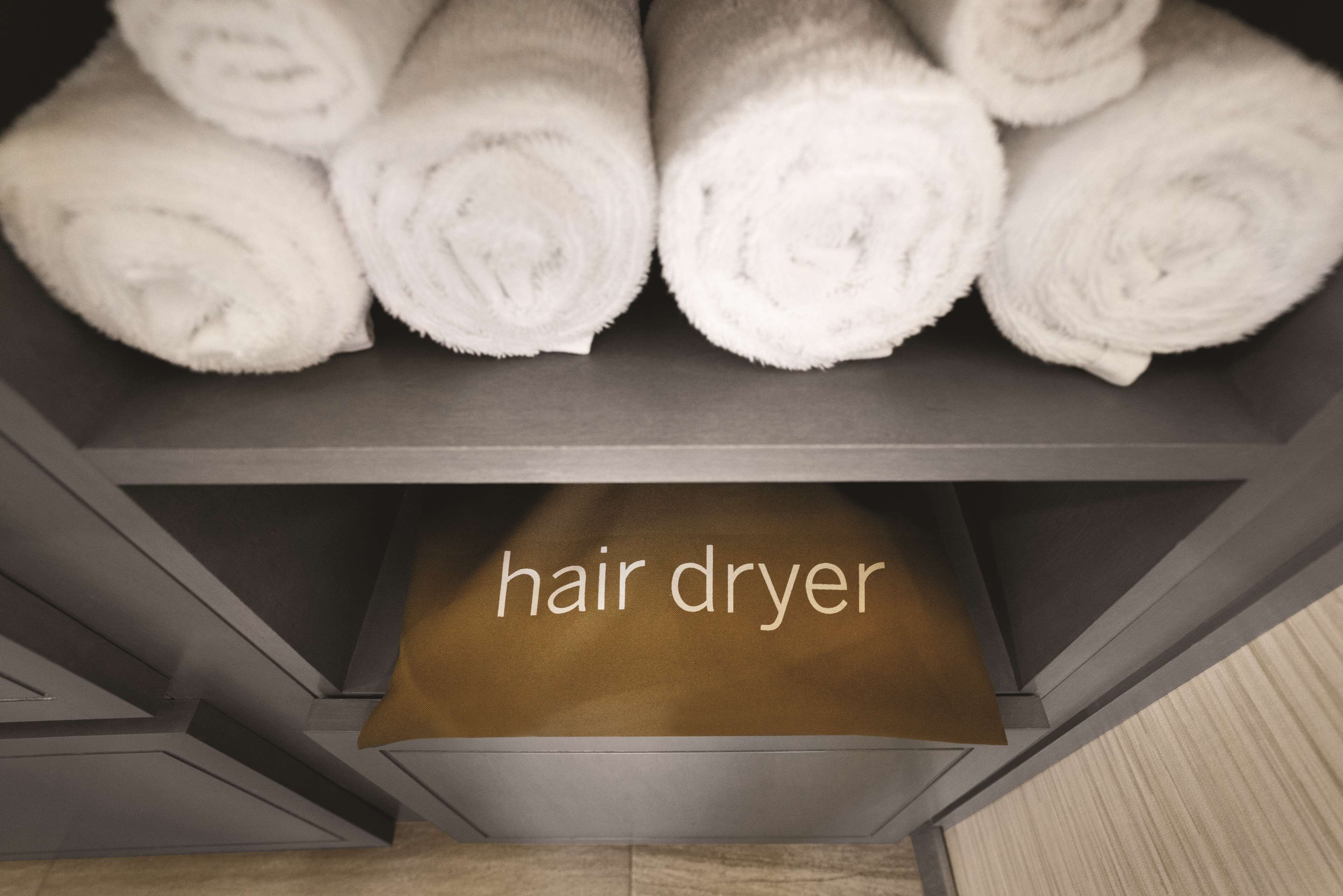 combined shower/bathtub, hydromassage showerhead, designer toiletries