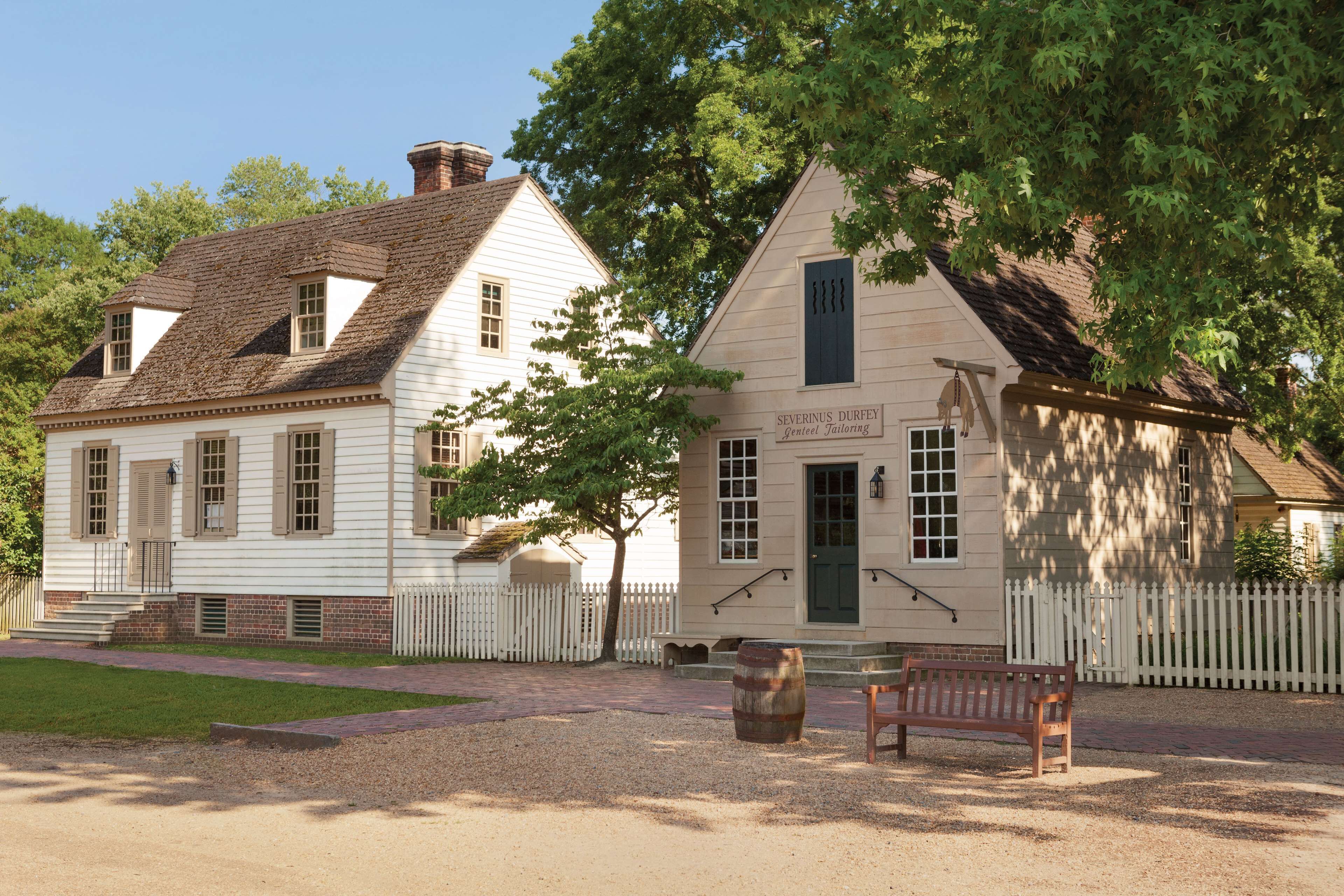 高档床上用品、客房内保险箱、笔记本电脑工作区、遮光窗帘