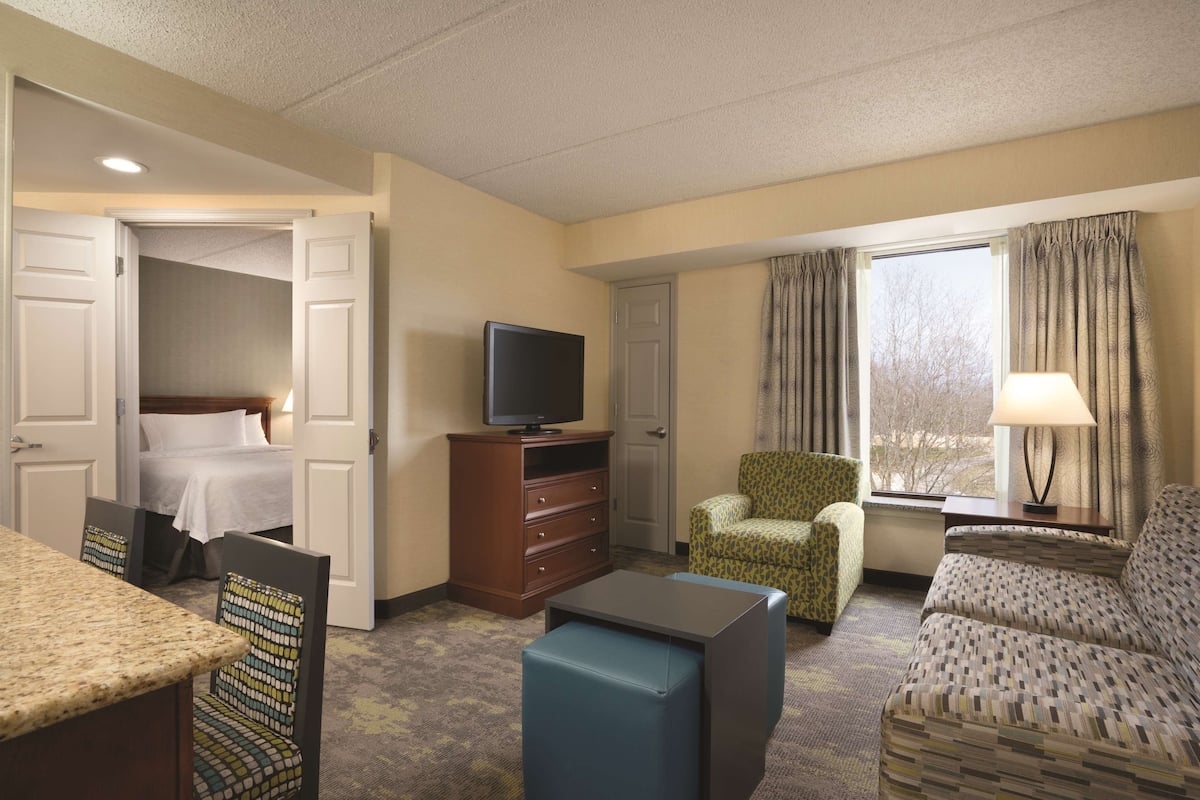 2 bedrooms, premium bedding, in-room safe, laptop workspace