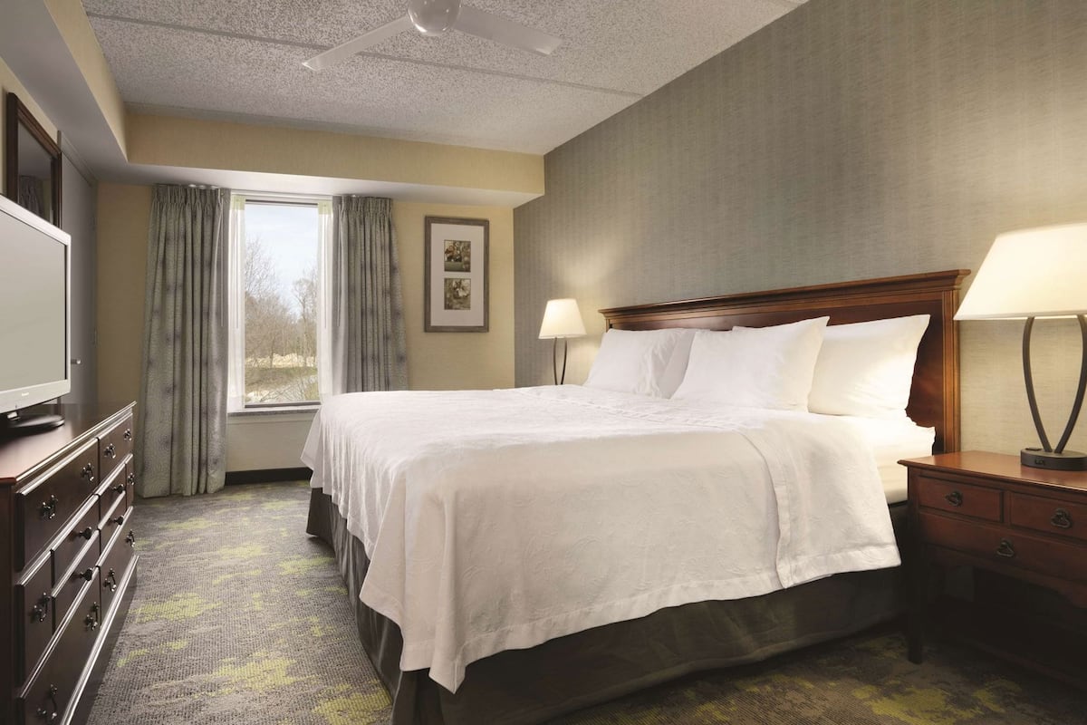 Premium bedding, in-room safe, laptop workspace, blackout curtains