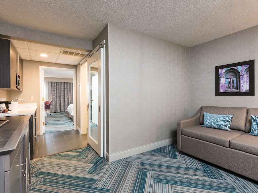 Sviitti, tupakointi kielletty (Shower Only) | Oleskelualue | 40–tuumainen LCD-televisio, jossa satelliittikanavat