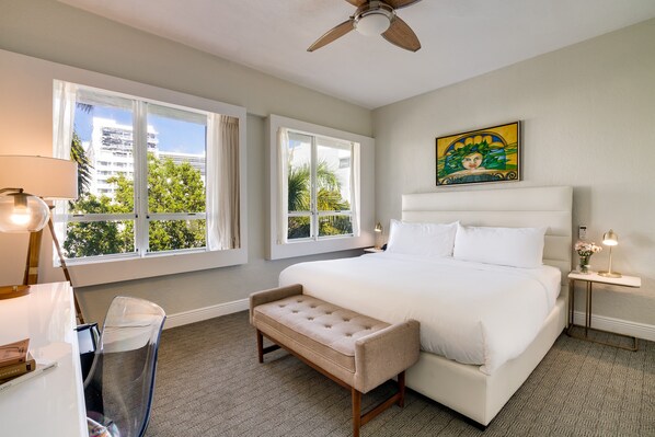 Habitación estándar, 1 cama Queen size, para no fumadores | Espacio para trabajar con laptop y tabla de planchar con plancha 