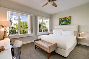 Espacio para trabajar con laptop y tabla de planchar con plancha 