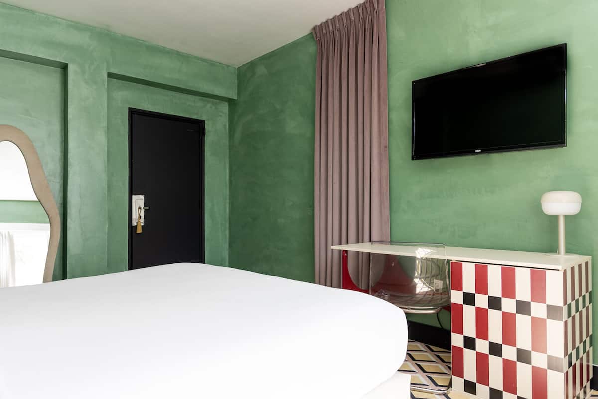 Standard Room, 1 Bedroom, Accessible, Non Smoking | 1 bedroom, laptop workspace, iron/ironing board, free internet