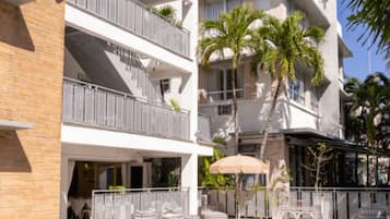 Piscina all'aperto, ombrelloni da piscina, lettini