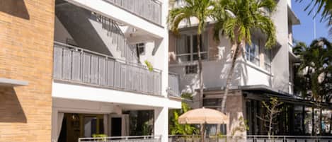 Udendørs pool, åben fra kl. 09.00 til kl. 17.00, parasoller, liggestole