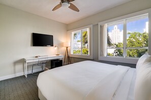 Habitación estándar, 1 cama Queen size, para no fumadores | Espacio para trabajar con laptop y tabla de planchar con plancha 