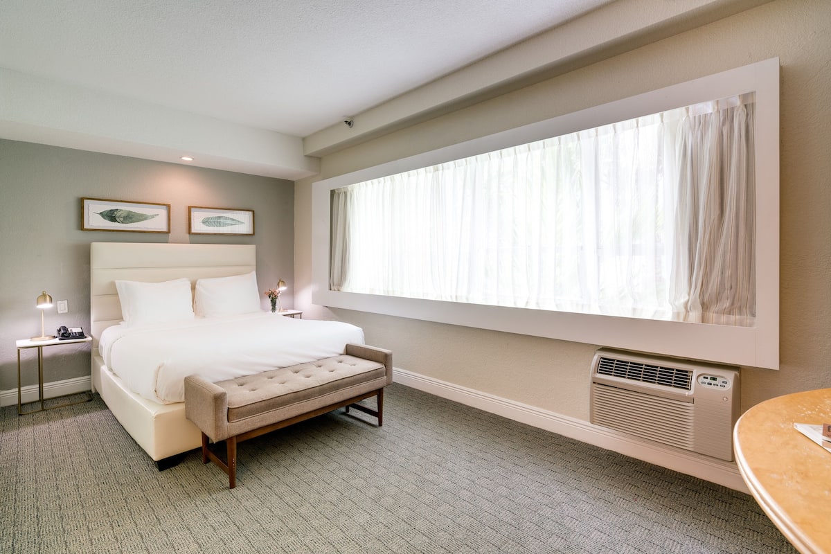 Standard Room, 1 Queen Bed | 1 bedroom, laptop workspace, iron/ironing board, free internet