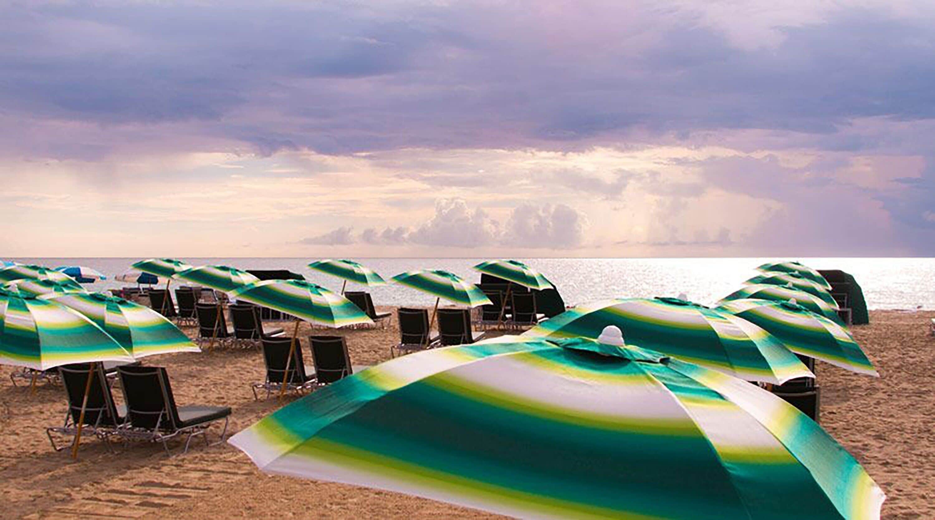 Beach nearby, white sand, sun-loungers, beach towels