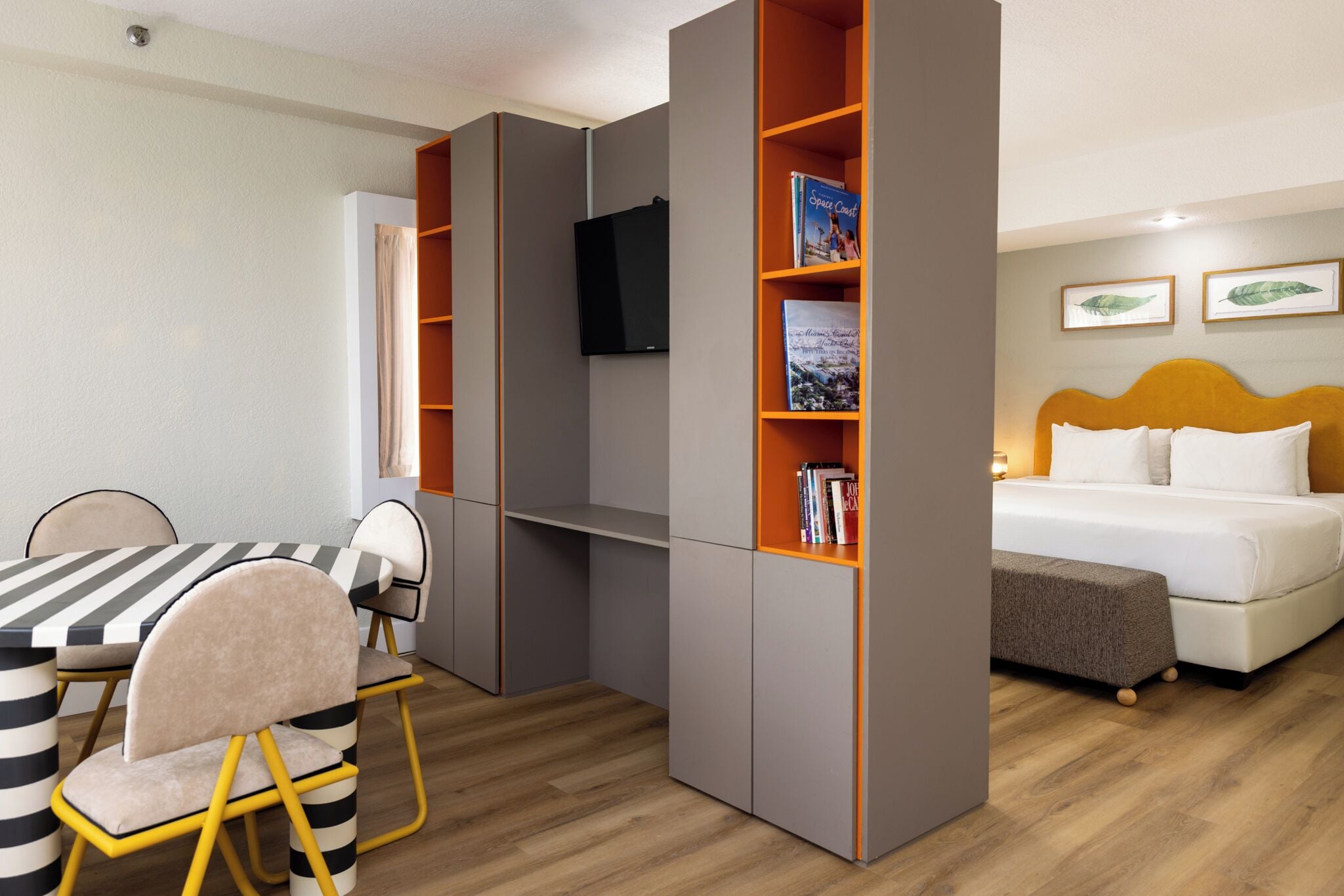 Estudio, 1 cama King size, cocineta | Espacio para trabajar con laptop y tabla de planchar con plancha 