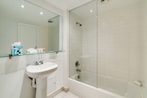 Suite, 1 cama Queen size, para no fumadores | Baño | Regadera, amenidades de baño gratuitas, secadora de cabello, toallas 