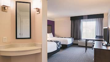 Habitación, 2 camas matrimoniales, para no fumadores (Mobility/Hearing Accessible) | Ropa de cama de alta calidad y escritorio