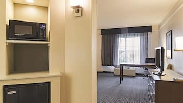 Deluxe Room, 1 King Bed, Non Smoking | Premium bedding, desk, laptop workspace, blackout drapes