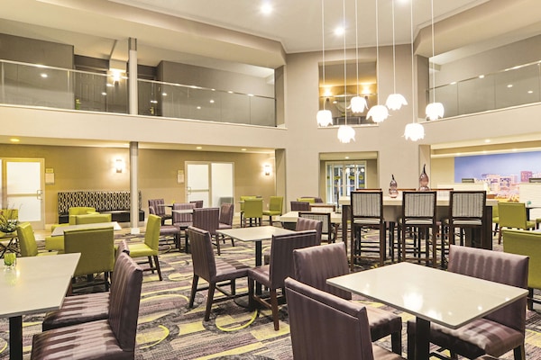Free continental breakfast on weekdays