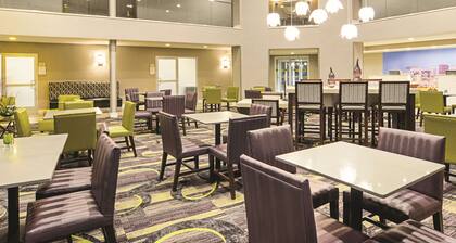 La Quinta Inn & Suites by Wyndham Denver Airport DIA